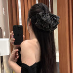 أسود بنقاط سوداء
