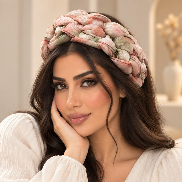 طوق شعر واسع مضفر بخيوط شبكية ملونة بتصميم أنيق
