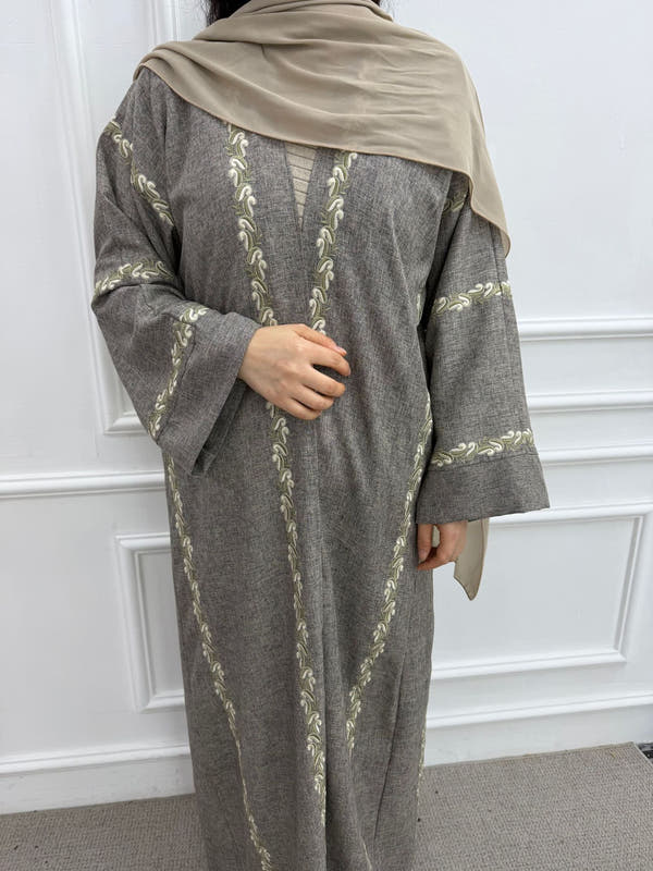 عباية مطرزة طويلة